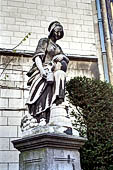 Bruxelles, Belgio - La lattaia, statua sul lato della chiesa di San Nicola vicino la fontana dei ciechi a un tiro di schioppo dalla Grand Place. 